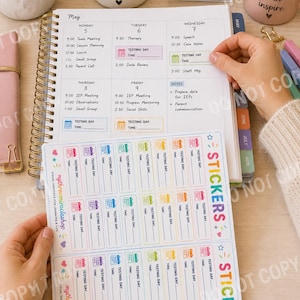 Può includere: Un'agenda a spirale aperta su una pagina del calendario di maggio con voci scritte a mano, accanto a un foglio di adesivi rettangolari colorati con l'etichetta Testing Day. Gli adesivi presentano icone di calendari e righe vuote.