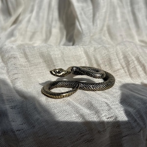 Vintage ormfigur – Spiralformad ormprydnad i metall, gotiskt dekorativt samlarobjekt