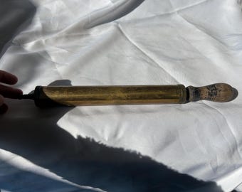Bomba manual vintage de latón con mango de madera: herramienta industrial de principios del siglo XX
