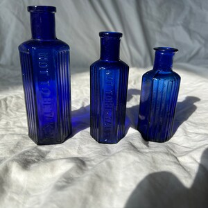 Vintage Set mit drei Kobaltblauen Giftflaschen
