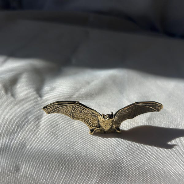 Vintage Brass Bat Figurine – Winged Animal Ornament – Gothic Decor – Collectible Brass Animal – Symbolic Bat Sculpture Gift