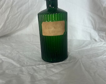 Vintage grüne gerippte Glasflasche