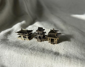 Conjunto de tres miniaturas antiguas de templos japoneses de latón