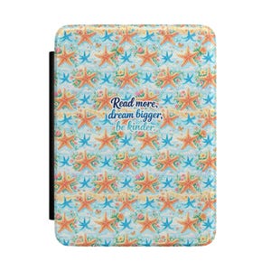 Puede incluir: Una funda para tableta estampada con un diseño repetido de estrellas de mar naranjas y azules sobre un fondo azul claro. Contiene el texto "Read more, dream bigger, be kinder".