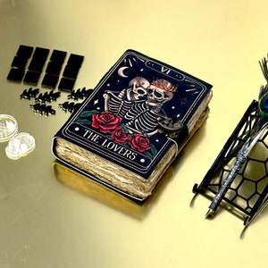 Libro de hechizos Grimorio Diario impreso El Tarot de los amantes Cuaderno espiral Gótico Amante de las calaveras Diarios antiguos regalos para hombres o mujeres