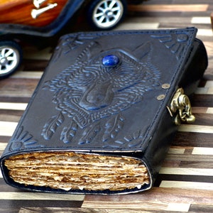 Diario in pelle Grimoire, con testa di lupo in rilievo e pietra di lapislazzuli, carta antica con bordo frastagliato, ricettario delle ombre, regalo per uomini e donne.