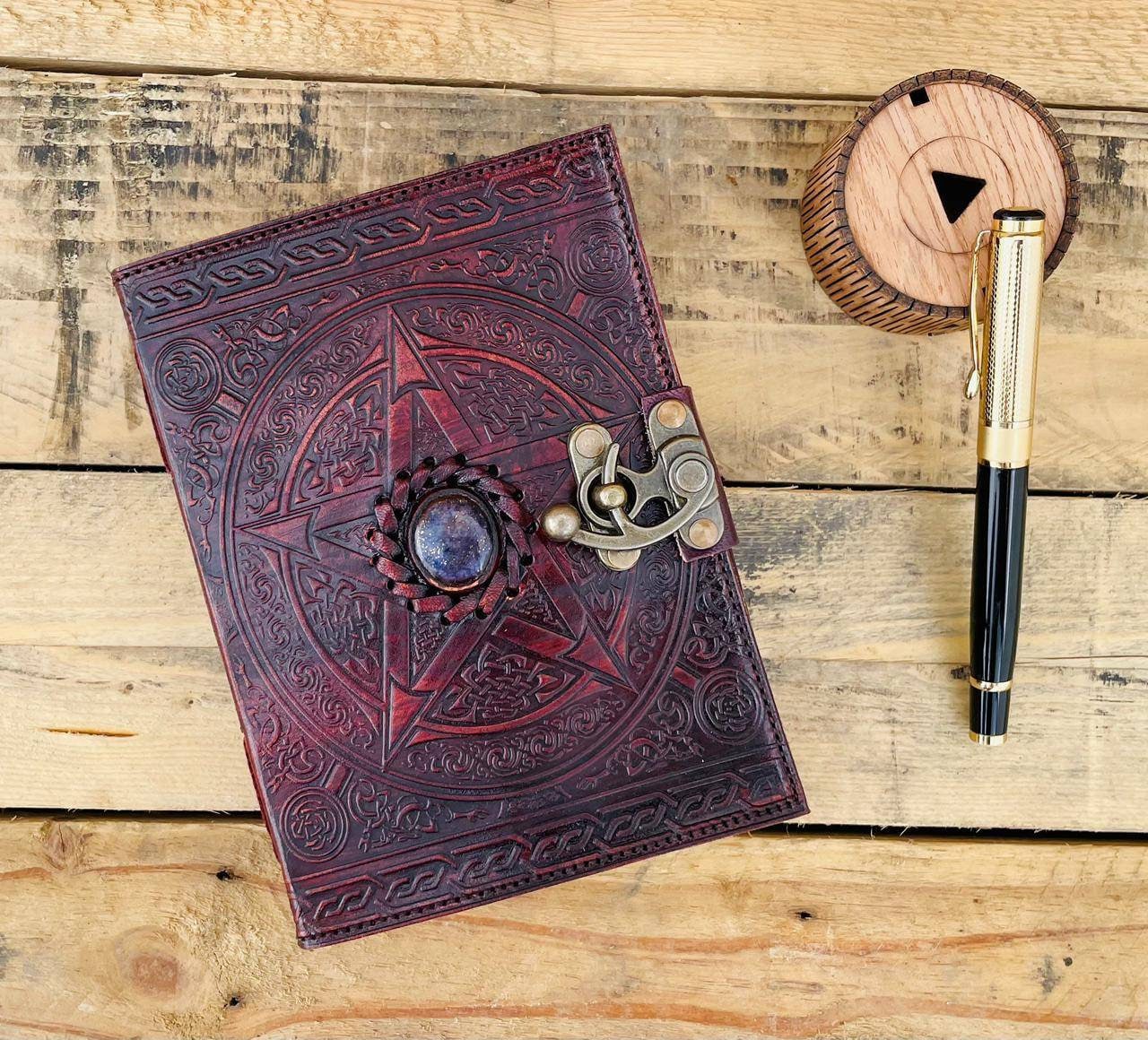 Notizbuch - Pentagramm Spells Book rot ✦ hier im Shop Notizbuch - Pentagramm Spells Book rot ✦ hier im Shop