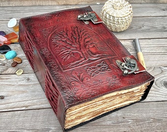 400 pagina's Book Of Shadows, Leather Grimoire Journal, Magic Book, Celtic journal The Morrigan, Leather book Travel notebook, Kerstcadeau