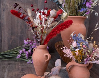 compositions bouquets of dried flowers and pottery