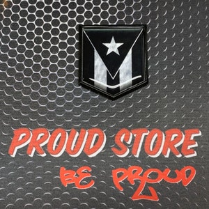 K&ouml;nnte beinhalten: Schwarz-wei&szlig;e Flagge mit einem Stern in Schildform auf einem schwarz-wei&szlig;en gemusterten Hintergrund. Der Text "PROUD STORE BE PROUD" ist in Rot unter der Flagge geschrieben.