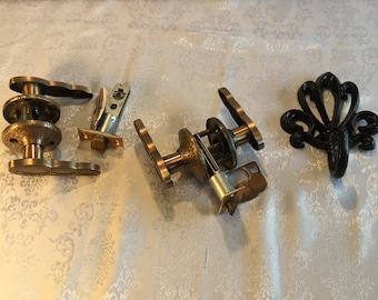 Manijas de puerta Kwikset Retro Copa de cobre vintage, 6 sin cerradura, 2 con cerradura disponibles en el anuncio y gancho de metal negro pesado.