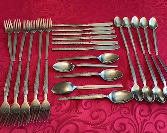 32 delar Rogers bestick i rostfritt stål med venetianskt mönster, snyggt att komplettera med alla bestickset