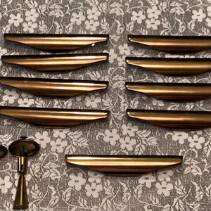 Vintage lådhandtag. Handtaget sitter under (9) och det finns 2 tofsliknande handtag.