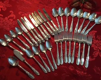 34 delar vit orkidémönster silverpläterade bestick i vintagestil, redo för högtiderna