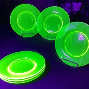 UV Uranium Lunch Plates Set Of 6 Very Nice UV Glow Under Black Light Great For Collector
