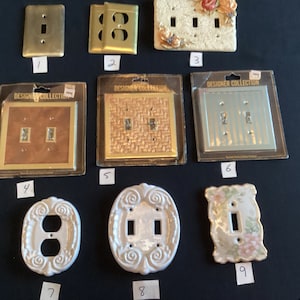 Puede incluir: Diez placas de interruptores diferentes, algunas en paquetes, otras sueltas. Las placas están hechas de varios materiales, incluyendo metal, cerámica y plástico. Presentan diferentes diseños, incluyendo patrones florales, geométricos y abstractos. Las placas están etiquetadas con los números del 1 al 9.