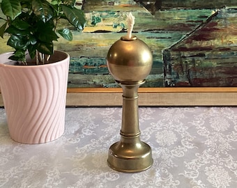 Lámpara de aceite de ballena antigua de latón en excelente estado.