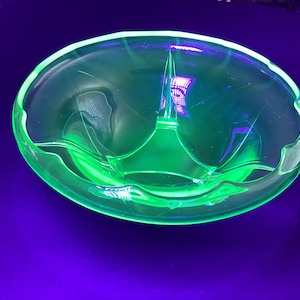 UV Uranium Vaseline Glass Large Elegant Centrepiece Bowl With 3 Legs Overlapping Top Edge And Unreal Deep UV Glow
