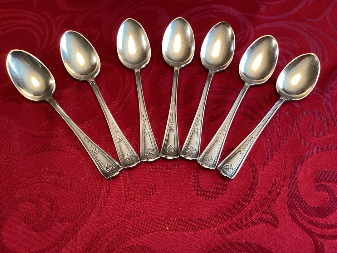 7本のシルバーメッキのエレガントなデミタススプーン 1847年製