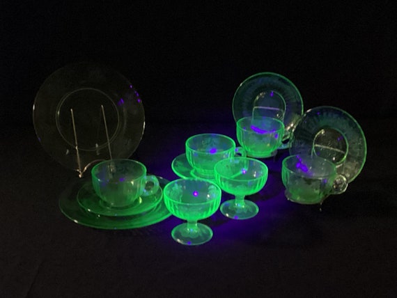 ウランガラスの皿、ソーサー、カップの大規模なコレクション