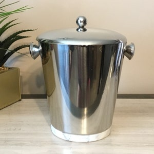 男の隠れ家にぴったりの高品質アイスバケツ。ステンレススチールと大理石製。あらゆるバーウェアコレクションやバーカートに素晴らしい追加アイテム。