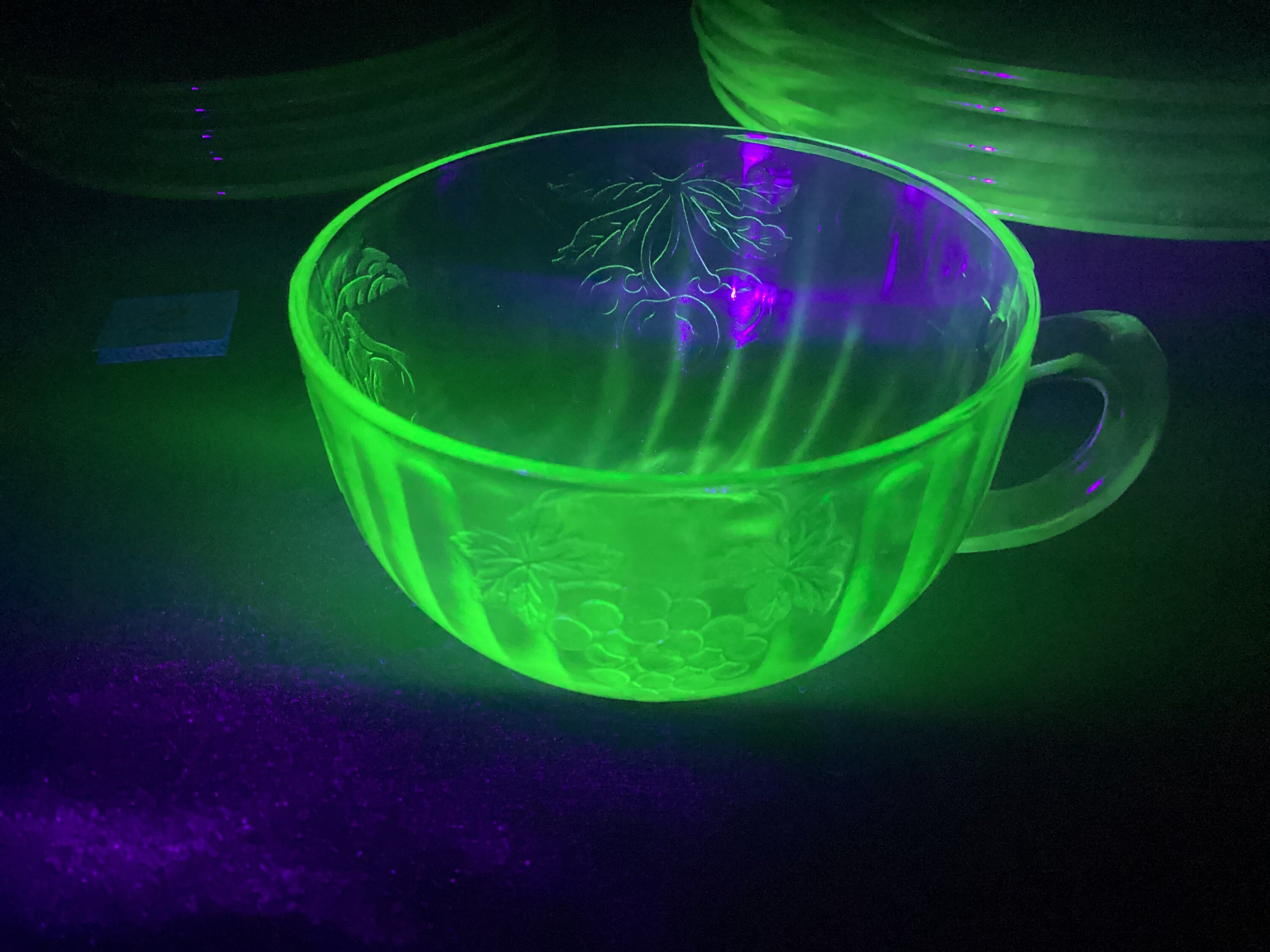 【希少】ウランガラス　カップ&ソーサー　2客　パープル ウランガラスの皿、ソーサー、カップの大規模なコレクション