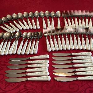 Set di posate retrò vintage da 62 pezzi con manici decorativi bianchi, posate in argento