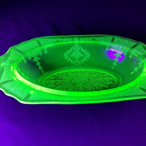 UV Uranium Oval Etched Decorative Detailed Display Bowl Very Good Deep Glow Under UV Lighting/ Victorian Pattern/ Green/ Bowl Glass Vintage