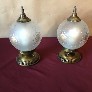 Plafonnier affleurant globe givré avec points dorés décoratifs et flocons de neige Superbes lampes MCM