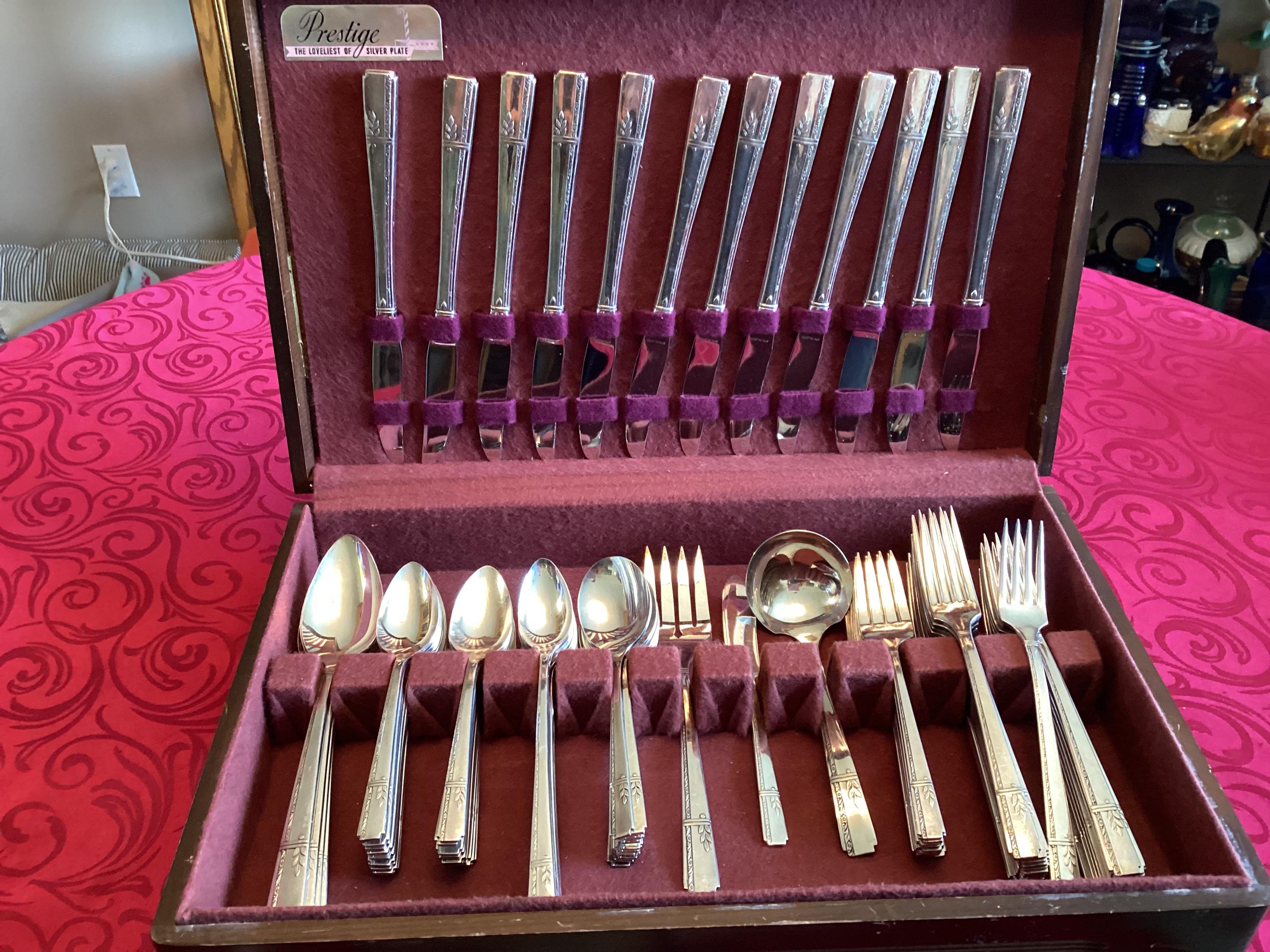 128 Pieces Of Grenoble Pattern From 1938 Oneida Silver Plated Silver Ware 12 Place Setting And Extras Great Wedding Gift Plus Storage Chest