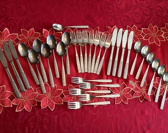 33 delar Haddon Hall av texturerat hamrat rostfritt stål Japan bestick silverbestick