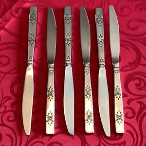 Serrated Dinner Knifes Stainless Steel Fleur De Lis Style Pattern Cutlery Flatware Set Of 6