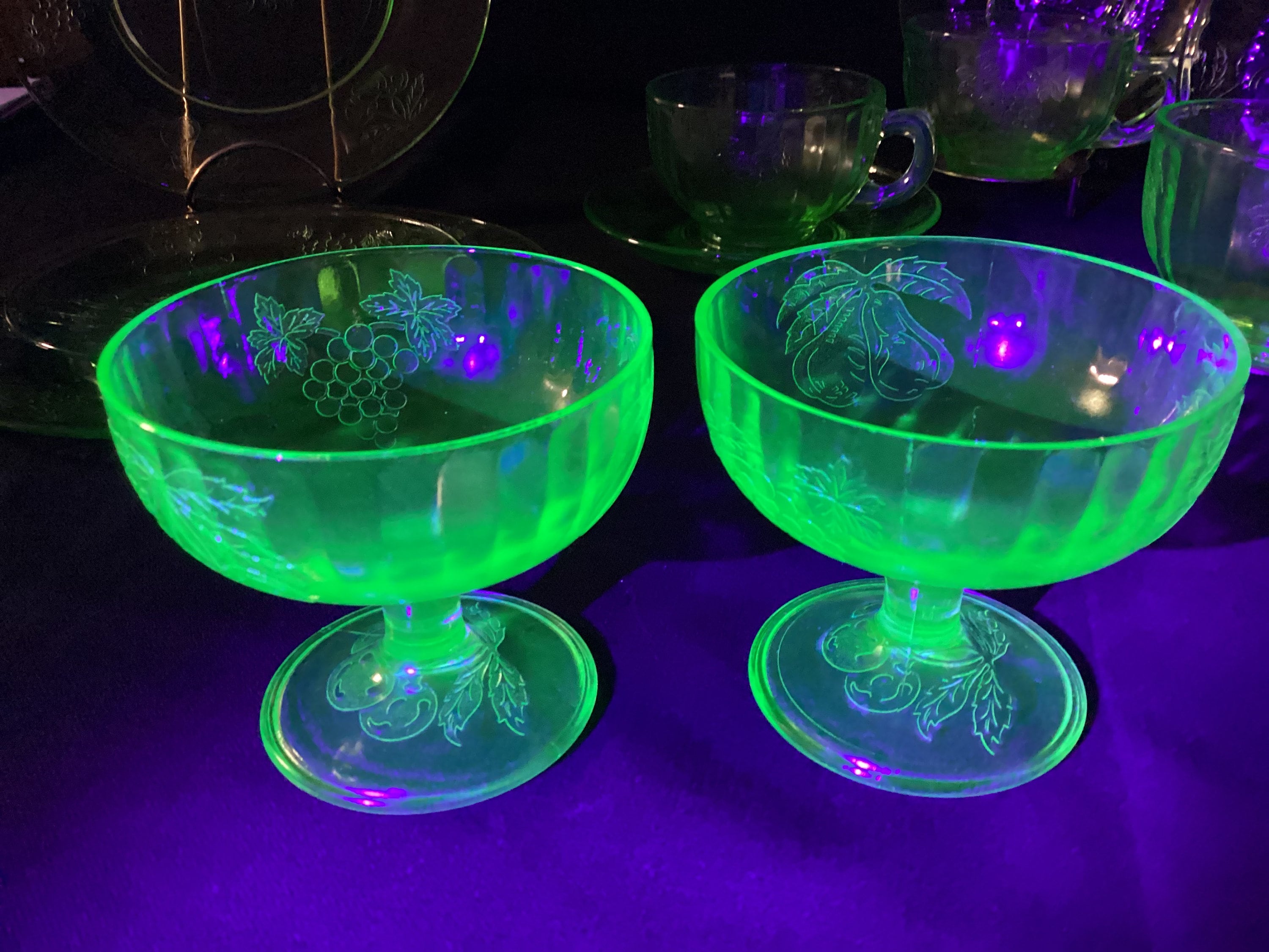 ウランガラスの皿、ソーサー、カップの大規模なコレクション