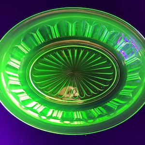 UV Vaseline Glass Oval Deep Serving Bowl Great Deep Glow Decorative Styling Vintage / Antique