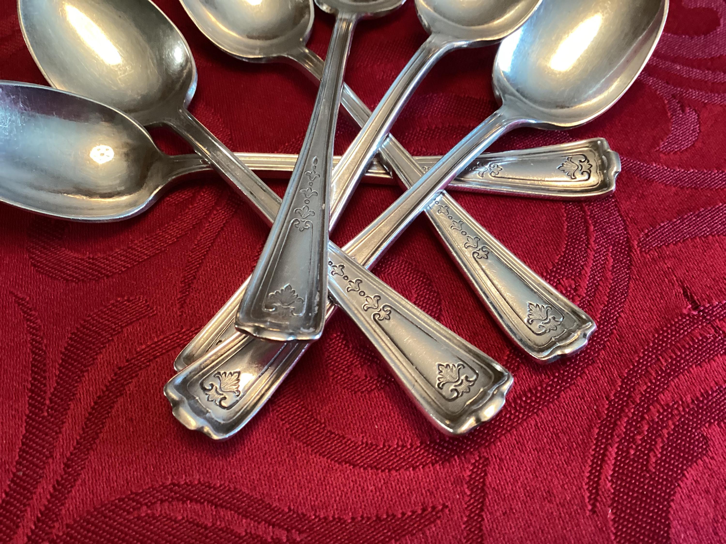 7本のシルバーメッキのエレガントなデミタススプーン 1847年製