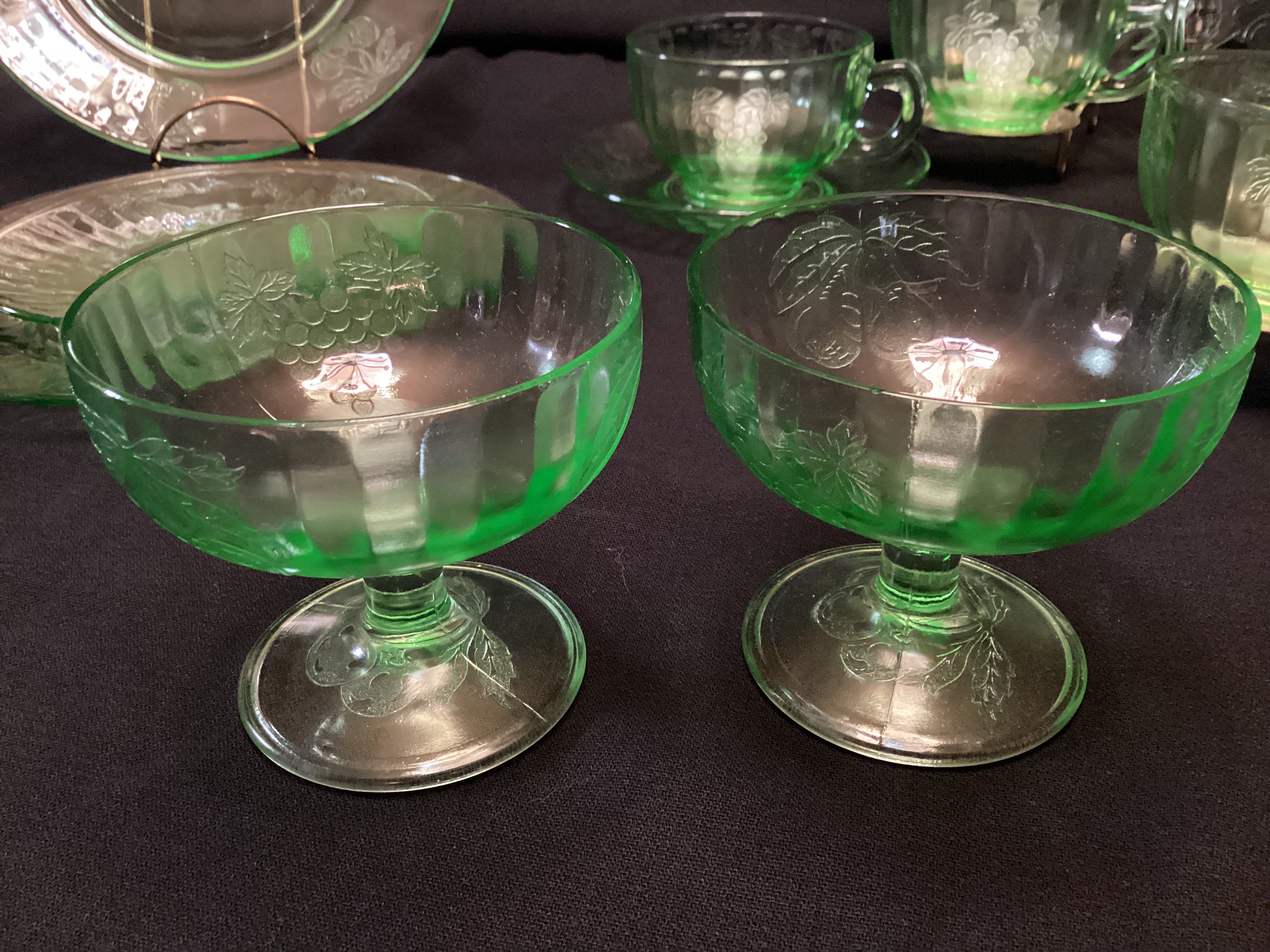 ウランガラスの皿、ソーサー、カップの大規模なコレクション