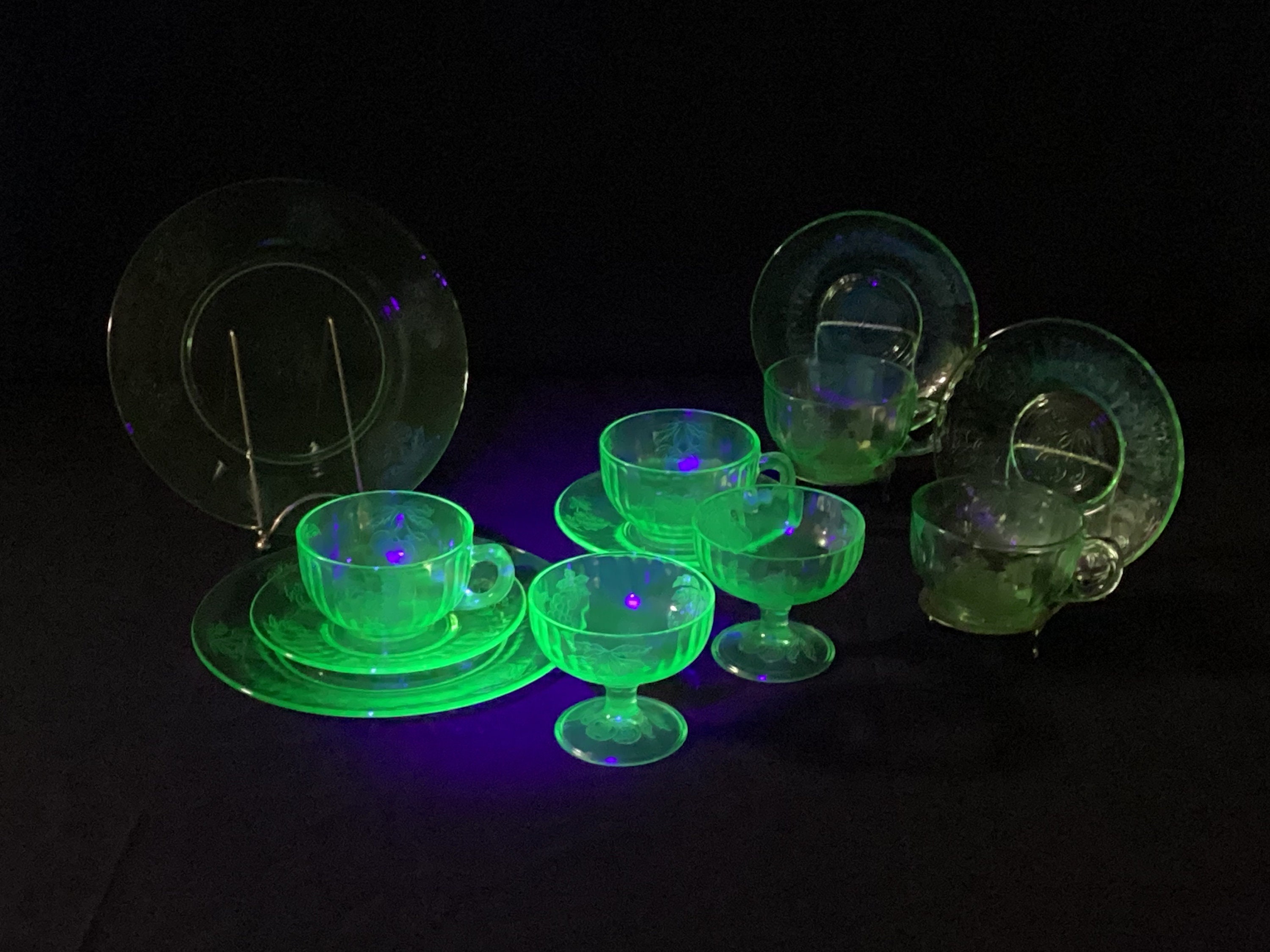 ウランガラスの皿、ソーサー、カップの大規模なコレクション