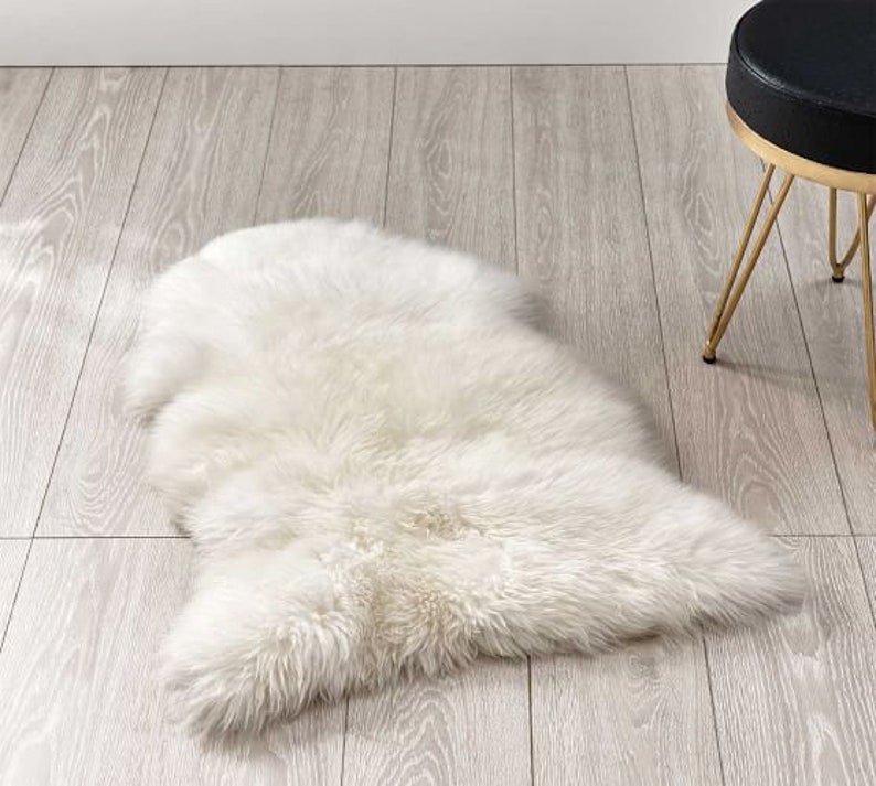 Size 2 x 3 ft Genuine Sheepskin Natural White Approx Size 2 x 3 ft Genuine Sheepskin Natural White Approx