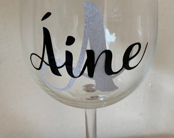 Personalised Wine Glass with Name and Initial in Vinyl colours of choice. Gift for mum, gift for her, gift for him, birthday gift, hen night