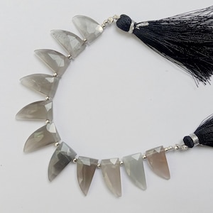 Piedra lunar gris AAA+, 11 piezas, facetadas, cuentas de forma elegante, cuentas briollete, facetadas por ambos lados, 18 x 9 x 5 a 15 x 9 x 4 mm, ideales para joyería.