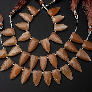 Lote de 100 cuentas briollete de piedra lunar color melocotón, facetadas en forma de fantasía, con facetas en ambos lados. Tamaño aproximado: 10 x 20 mm. Ideal para joyería.