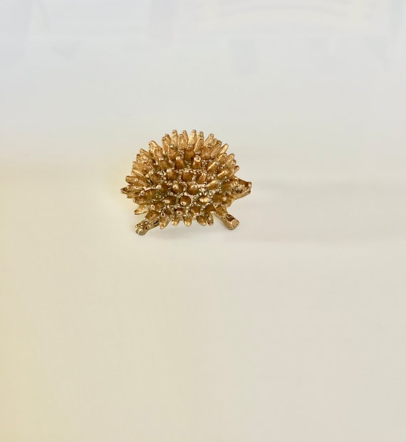 Vintage 50s 60s gold tone hedgehog critter pin - image 2