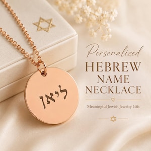 Puede incluir: Un collar con colgante circular en tono oro rosa con un nombre hebreo grabado. El texto en la imagen dice: Personalized HEBREW NAME NECKLACE, Meaningful Jewish Jewelry Gift. El colgante cuelga de una cadena fina a juego.