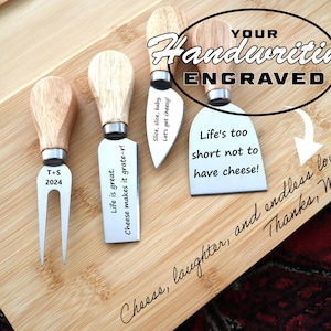 Peut inclure: Quatre couteaux à fromage avec des manches en bois clair et des lames en acier inoxydable. Les lames sont gravées avec du texte incluant T+S 2024, Life is great. Cheese makes it grate-r!, Slice, slice, baby. Let's get cheesy! et Life's too short not to have cheese!