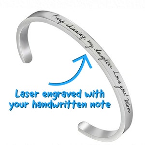 Può includere: Braccialetto rigido in argento con l'incisione "Keep shining, my daughter. Love you! Mom" incisa a laser sul lato esterno della fascia.