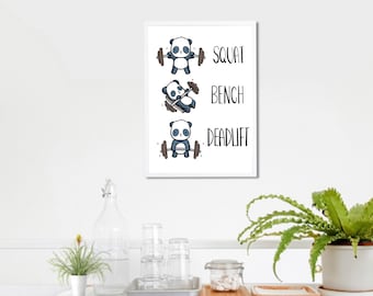Puede incluir: Un estampado enmarcado con pandas de dibujos animados levantando pesas. El estampado muestra pandas realizando ejercicios de halterofilia: sentadilla, press de banca y peso muerto. El texto "SQUAT", "BENCH" y "DEADLIFT" está escrito.