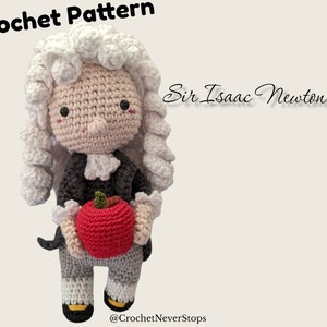 以下が含まれることがあります： 赤いリンゴを持ったアイザック・ニュートン卿のアミグルミ人形の編み図です。人形は白髪のかつらと白黒の衣装を着ています。人形の上に「Sir Isaac Newton」という文字が筆記体で書かれています。