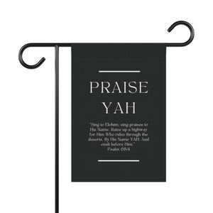 Peut inclure: Drapeau de jardin noir avec du texte blanc qui dit "PRAISE YAH" et une citation du Psaume 68:4. La citation dit "Chantez à Elohim, chantez des louanges à son nom. Élevez une route pour celui qui traverse les déserts. Par son nom YAH, et exultez devant lui."