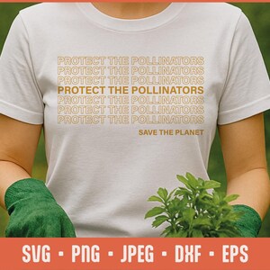 Könnte beinhalten: Weißes T-Shirt mit dem Text "Protect the Pollinators", der mehrmals in einem gestapelten Design wiederholt wird. Der Text ist in hellorange Farbe gehalten. Das Shirt hat auch den Text "Save the Planet" in einer kleineren Schriftart unten.