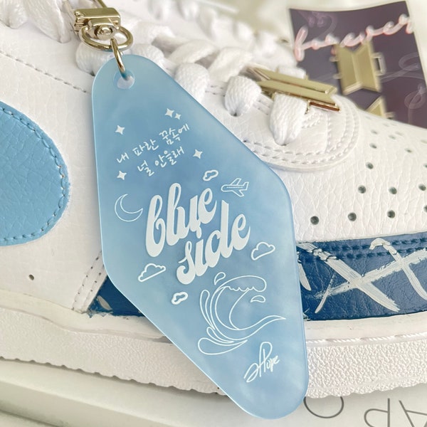 Chaveiro acrílico JHope "lado azul"